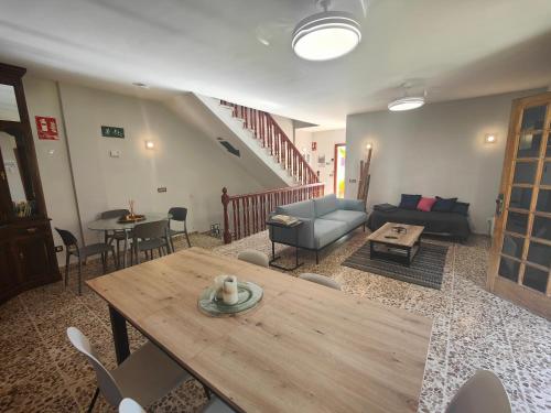a living room with a table and a couch at Amplia casa 5 habitaciones en Santa Cruz con zona para trabajar in Santa Cruz de Tenerife
