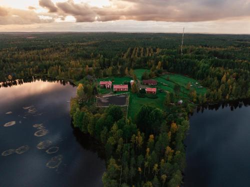 eine Luftansicht eines Hauses auf einer Insel im Wasser in der Unterkunft Lapland Heritage Villa in Ranua