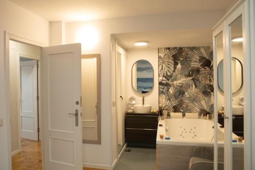 Phòng tắm tại La Veiguela de Gijón I, con plaza de garaje y jacuzzi incluido