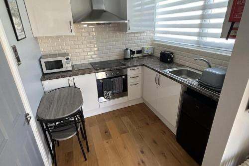 Küche/Küchenzeile in der Unterkunft Modern One Bedroom Chalet with Central Heating