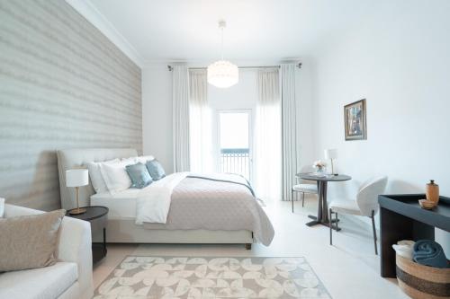 Postel nebo postele na pokoji v ubytování Modern Studio Living by Voyage