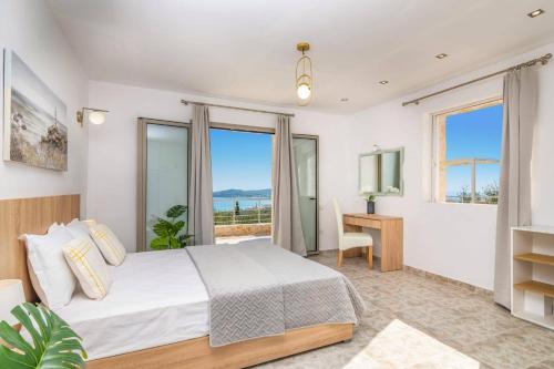 KhartátaにあるVilla Chrysso Horio 3 by Villa Plusのベッドと机と窓のある寝室