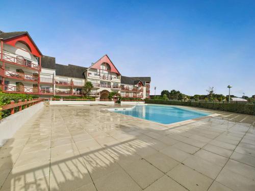 una piscina vacía frente a un edificio en Appartement - balcon avec vue - piscine chauffée, en Guérande