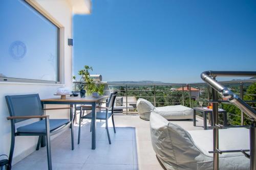 Balkón nebo terasa v ubytování ''Aetheria'' Roof Resort