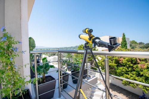 Balkón nebo terasa v ubytování ''Aetheria'' Roof Resort
