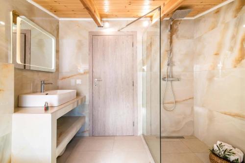 Koupelna v ubytování Villa Chrysso Horio 2 by Villa Plus