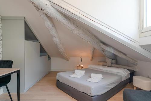 una camera da letto con letto in mansarda di Suites Mozart & Chopin by Toh Solution a Torino