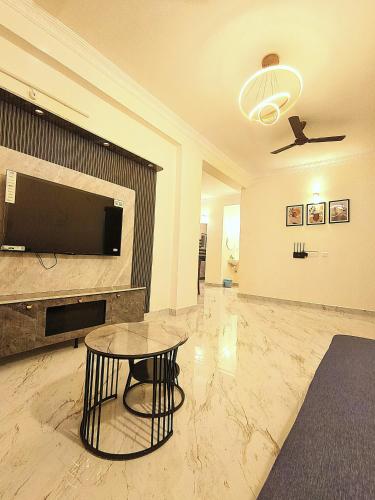 Un televizor și/sau centru de divertisment la Launched Just Now Luxury 2 BHK Near Hitex & Sindhu Hospital