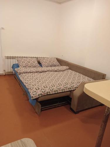 Guest house في باكو: سرير موضوع داخل غرفة مع