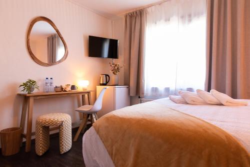 a hotel room with a bed and a mirror at BadHotel Noordwijk in Noordwijk