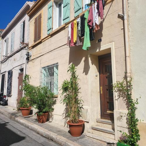 Το κτήριο όπου στεγάζεται  το διαμέρισμα