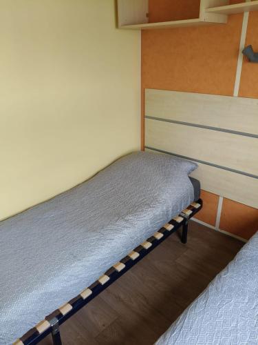 a small bed in a small room at Chalet for 4 at park de Kniphorst in Anloo