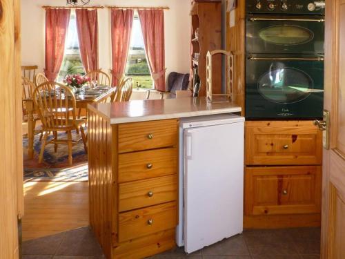 Kuchyň nebo kuchyňský kout v ubytování 3 Bed in Achill Island oc-ii06848