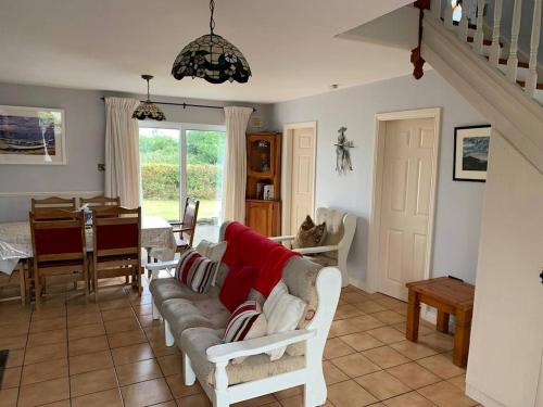 Dungeaganにある3 Bed in Ballinskelligs oc-ii00566のソファとテーブルのあるリビングルーム