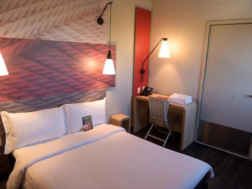 Cama o camas de una habitación en Hotel Ibis Tatui