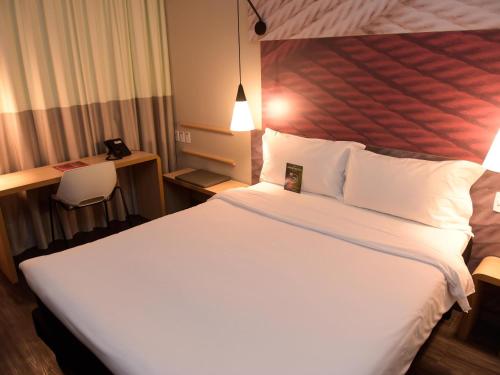 Cama o camas de una habitación en Hotel Ibis Tatui