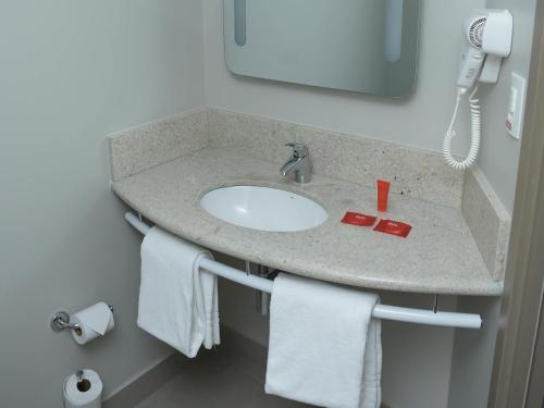 Un baño de Hotel Ibis Tatui