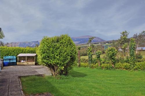 un jardín con cenador en la hierba en 3 Bed in Castletownbere oc-i487, en Castletownbere