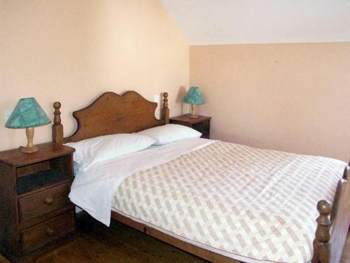a bedroom with a bed with two lamps on night stands at 3 Bed in Ballyvaughan oc-ii09354 in Ballyvaughan