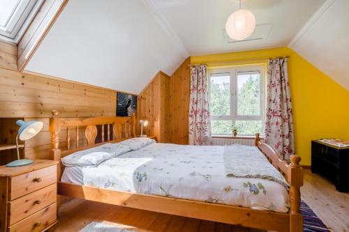 Una cama o camas en una habitación de 3 Bed in Bruckless oc-i292