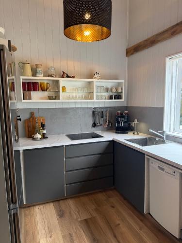 4BR Summerhouse with HotTub and Sauna in South Icelandにあるキッチンまたは簡易キッチン