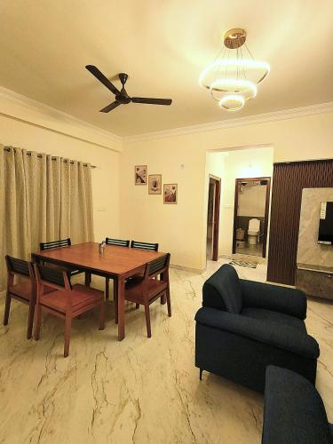 Χώρος καθιστικού στο Newly Launched Luxury 3 BHK Near Sindhu Hospitals & Hitex Exhibition Center