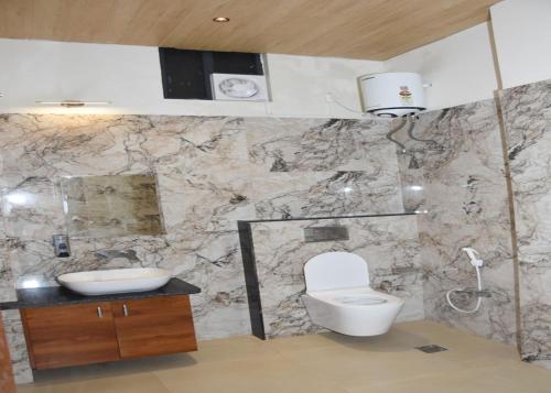 a bathroom with a toilet and a sink at Hotel Imperial in Dabok