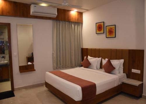 a bedroom with a bed in a hotel room at Hotel Imperial in Dabok