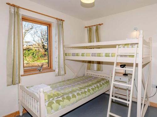Westtownにある3 Bed in Tramore oc-ii11304の二段ベッド2台と窓のある寝室