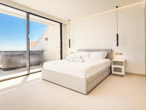 Seaview gem with terrace, hot tub and pool REMS