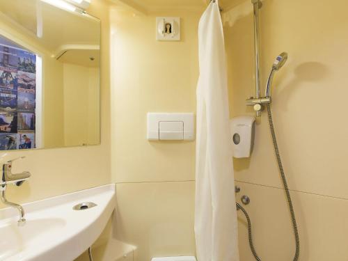 Koupelna v ubytování Hotel F1 Maurepas