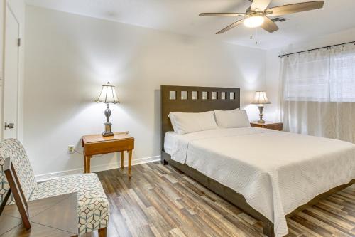 a bedroom with a bed and a ceiling fan at 23 Mi to NOLA Cozy and Quaint Destrehan Townhome in Destrehan