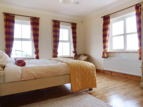 Postel nebo postele na pokoji v ubytování 5 Bed in Belmullet oc-ii07586
