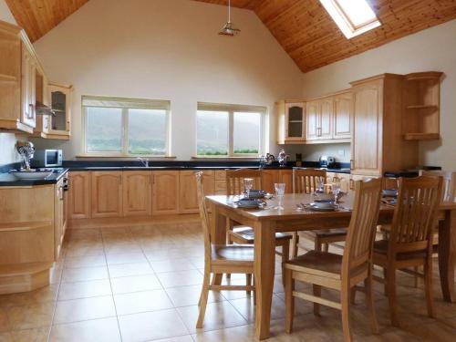 Keelにある5 Bed in Keel oc-ii14329の木製のテーブルと椅子のある広いキッチン