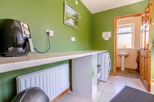 Una cocina o zona de cocina en 5 Bed in Oughterard oc-ii16235