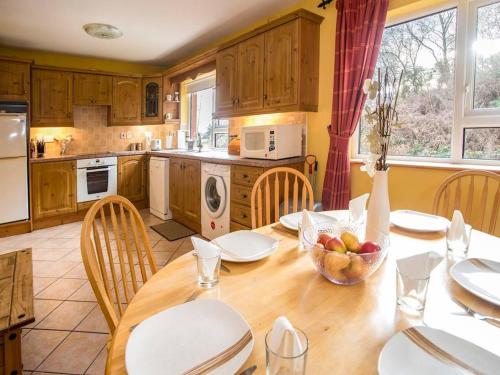 cocina con mesa de madera con sillas y comedor en 4 Bed in Rathmullan oc-ii06957, en Rathmullan