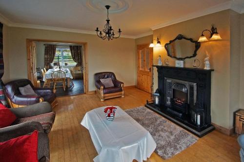 Coin salon dans l'établissement 6 Bed in Clonbur oc-i275
