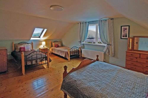 Un ou plusieurs lits dans un hébergement de l'établissement 6 Bed in Clonbur oc-i275