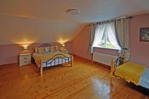 Un ou plusieurs lits dans un hébergement de l'établissement 6 Bed in Clonbur oc-i275