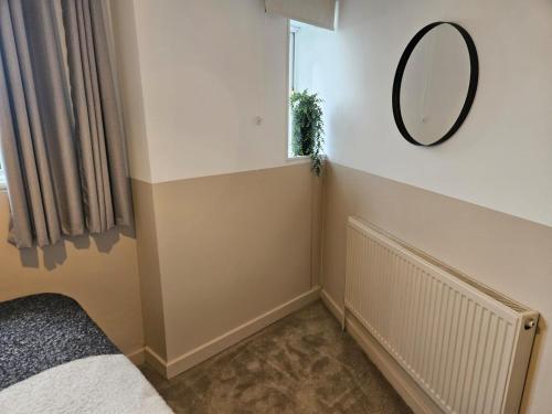 Ένα ή περισσότερα κρεβάτια σε δωμάτιο στο Queens Room
