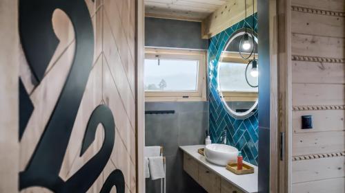 un bagno con lavandino e specchio di Wygodno a Szlembark