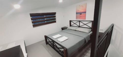 Postel nebo postele na pokoji v ubytování Avana Hills Boracay Prime Loft Garden Suite 401