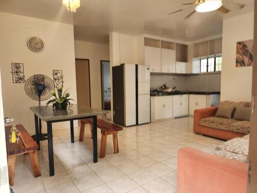 une cuisine et un salon avec une table et un canapé dans l'établissement Casa de Lucas, à Moalboal