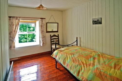 un dormitorio con una cama y una ventana en 4 Bed in Portmagee oc-i164, en Lateeve