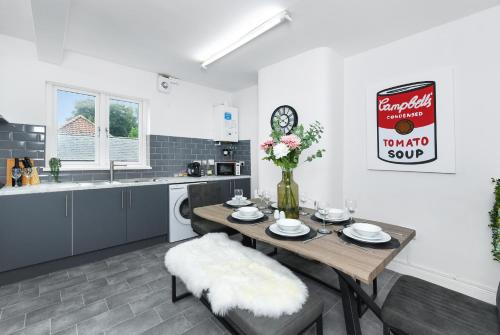 Kuchyň nebo kuchyňský kout v ubytování Southwell 3-Bed Near Racecourse, Minster and Trails