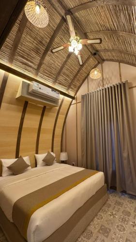a bedroom with a bed and a ceiling fan at ماكامايا Makamaya in Al Baha