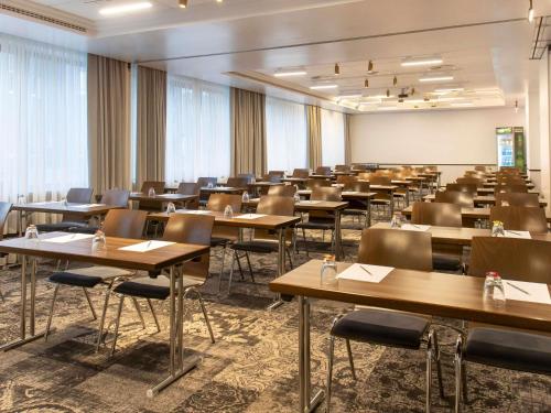 a large room with desks and chairs in it at Mercure Hotel Frankfurt Airport Langen in Langen