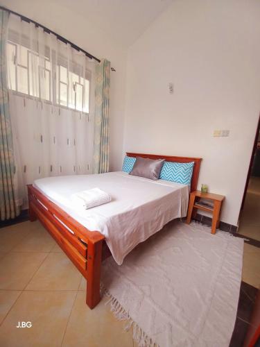 Una cama o camas en una habitación de Lazuli Penthouse Mombasa