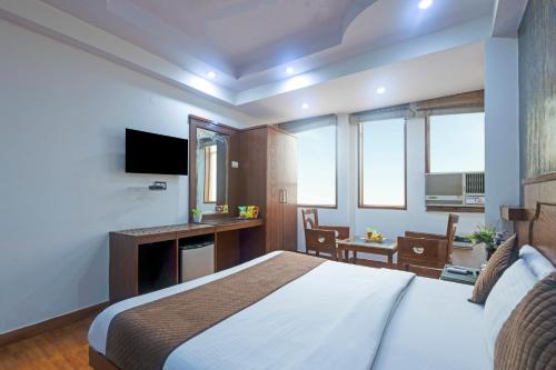 Televisyen dan/atau pusat hiburan di Hotel Shivdev International 2 Min Walk From New Delhi Railway Station