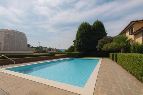 una piscina en el patio trasero de una casa en AQUARAMA - private pool - Lakefront apartment end free parking, en Paratico